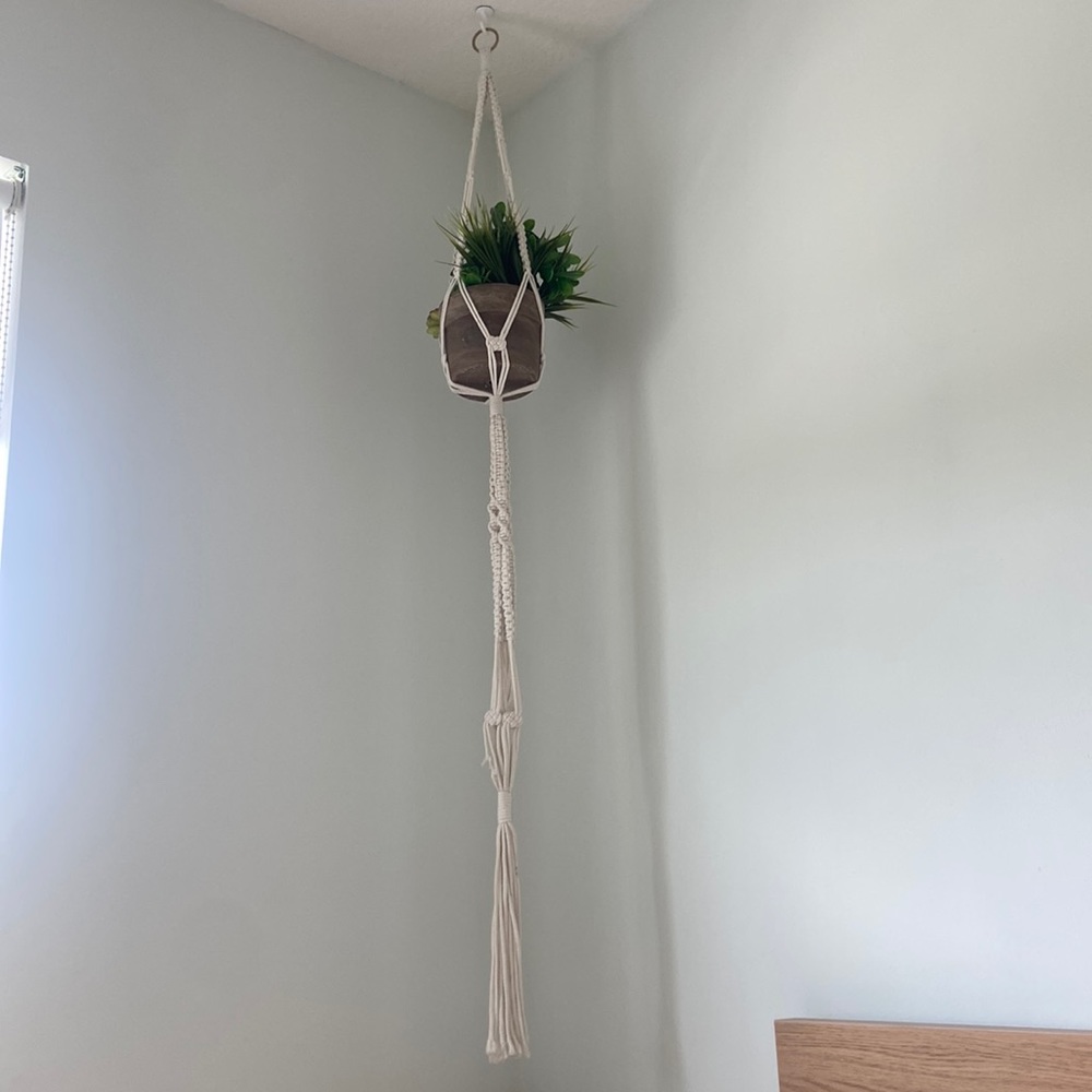 Rope plant hanger with one fake plant